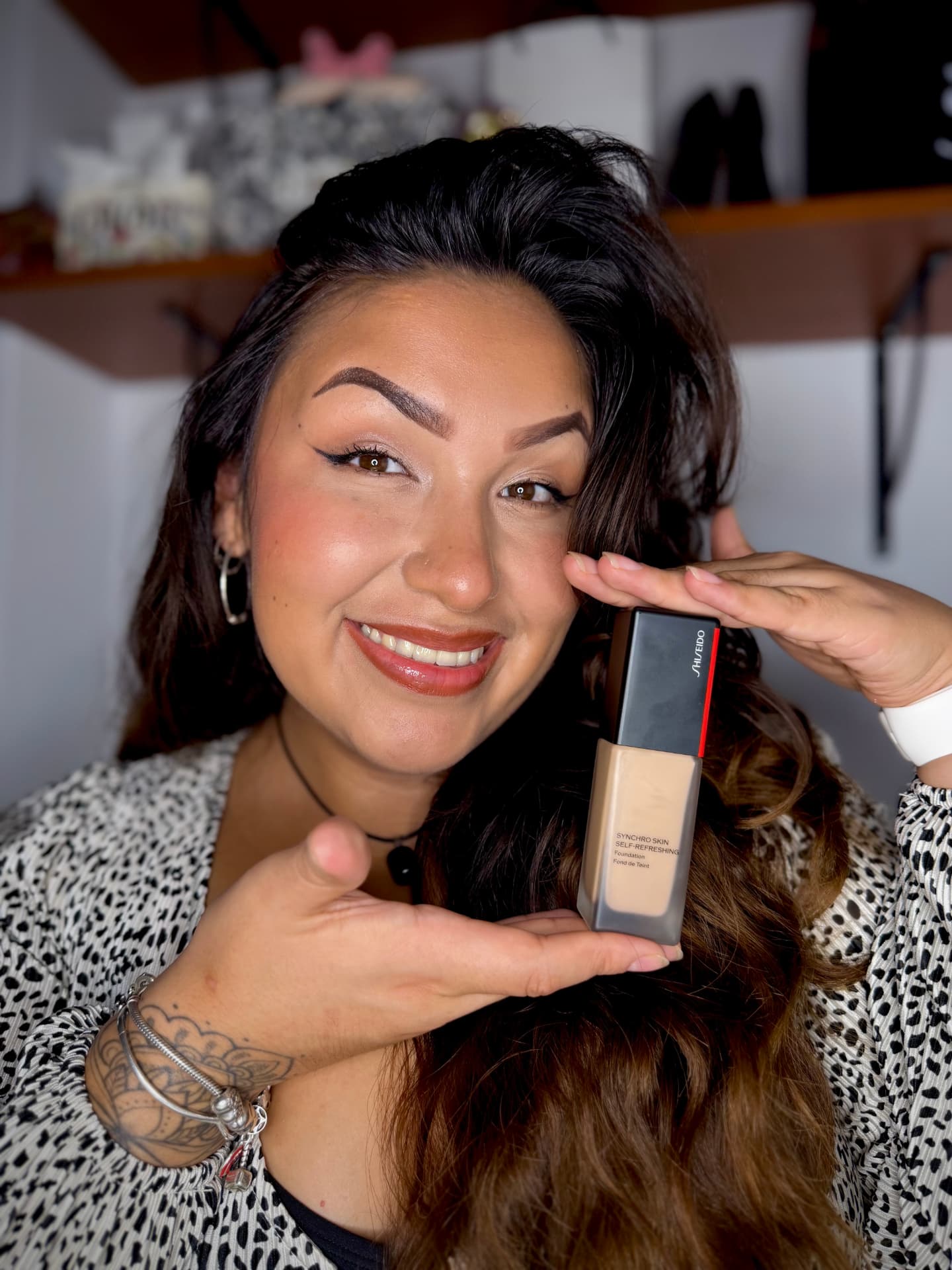 Kathy mostrando una base de maquillaje